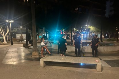 Actuación de la Policía Local en Almeria sobre un patinete eléctrico