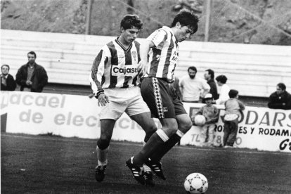 Paco Luna con la camiseta del Mármol Macael en la Ciudad Deportiva Pedro Pastor.