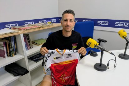 El ciclista cuevano José David Latorre en los estudios de la Cadena SER Levante.