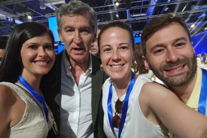 Alberto Núñez Feijóo, en el centro, con compromisarios almerienses.