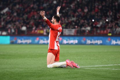 A Leo Baptistao le queda un año de contrato en el Almería y lo va a cumplir porque quiere ayudar a subir al equipo rojiblanco a la Liga de las Estrellas.