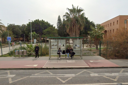 El alumnado denuncia largas esperas, saturación y líneas mal adaptadas al horario académico.