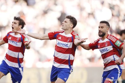 Celebrando con sus compañeros del Granada un gol al Almería.