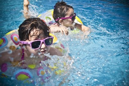 Niños disfrutando de un baño en la piscina