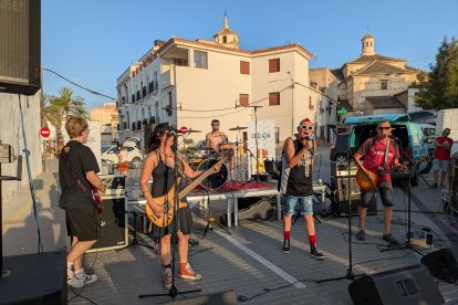 Actuación de La Repolla durante la presentación del cartel.