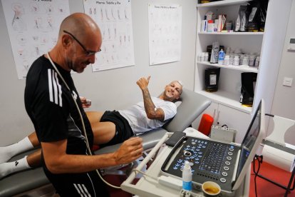 Stoichkov da el OK a los servicios médicos pasando su particular ITV.