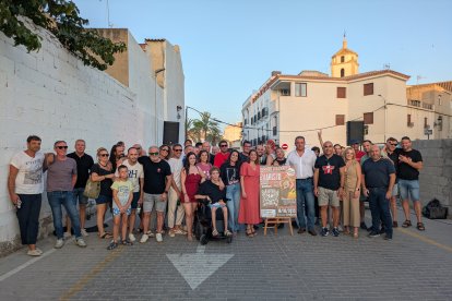 Fotografía de familia durante la presentación del evento.
