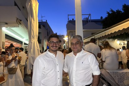 Rafael Nieto Galera, concejal de Juventud y Festejos, e Isaac Hernández, paseando por la Noche en Blanco en Aguamarga