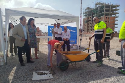 Eloísa Cabrera echando cemento en la piedra piedra
