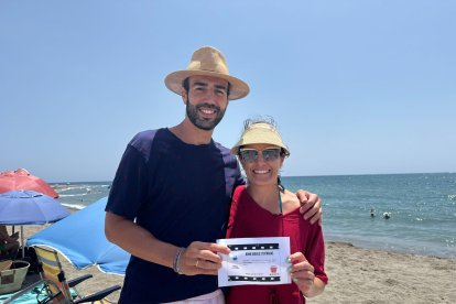 Cristina García y Luis Parejo, de Extremadura pero enamorados de Carboneras, con la entrada doble para el Cine de Verano de Vera.