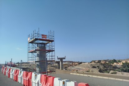 Aquí se ven los pilares sobre los que se levantará el scalextric para conectar las autovías