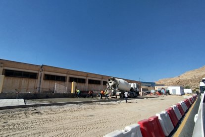 Trabajos en marcha para la construcción de un nuevo vial de acceso y movimiento por el interior del Puerto de Almería.