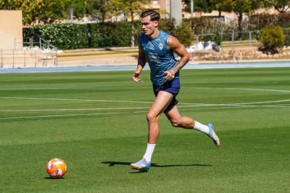 El joven delantero serbio, de 21 años, tuvo ficha del primer equipo la pasada temporada.