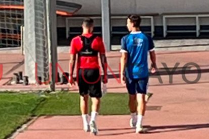 Raúl de Tomás habla con su entrenador Iñigo Pérez.