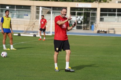 Vicente Moreno conoce bien a la plantilla del Almería.