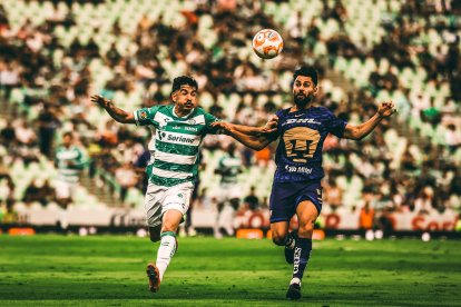 El defensor almeriense en la disputa de un balón durante el partido.