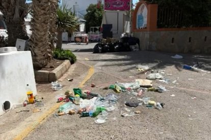 Calles de la Isleta del Moro tras los botellones y la llegada masiva de viajeros