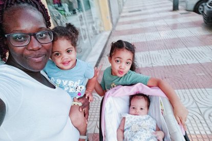 La madre almeriense dando un paseo con sus hijas.