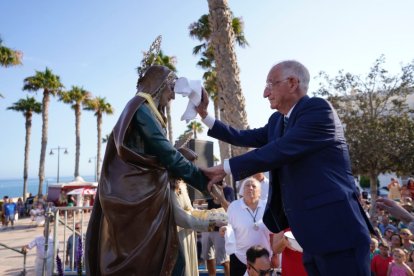 El alcalde de Roquetas de Mar, Gabriel Amat, realizando el lavado de cara a Santa Ana en las fiestas de 2024