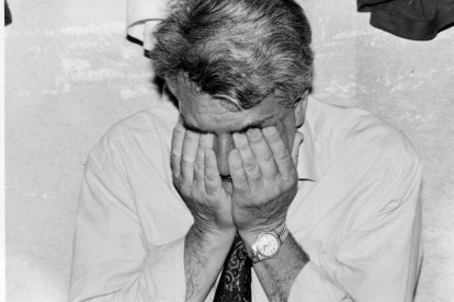 Antonio Oviedo llora en el vestuario del Mármol Macael tras ascenderlo a Segunda B.