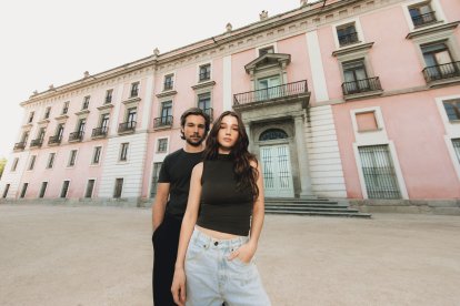 Carlos Cuevas y Carla Campra, en una imagen promocional de la serie 'Los secretos de la cortesana'.