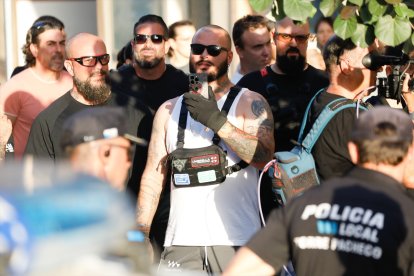 Varias personas durante una manifestación no autorizada y promovida por grupos de ultraderecha en redes sociales, a 15 de julio de 2025, en Torre Pacheco.