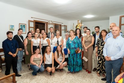 Sole Fernández (de azul en el centro de la imagen) dio el pregón del barrio de las 80 viviendas.