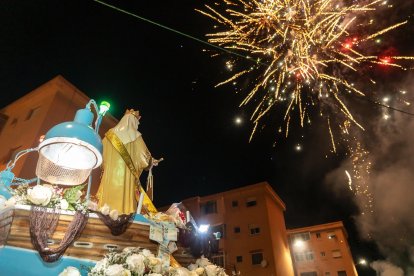 La Virgen del Carmen en las 80 viviendas de Adra.