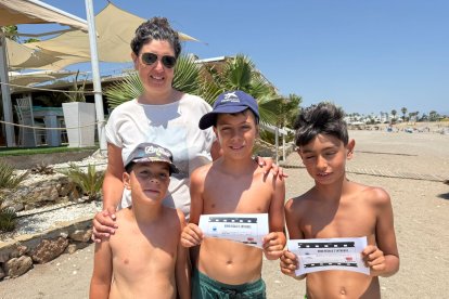 Vanesa Prieto junto a su familia, llegados de Burgos, y sus entradas ganadas para disfrutar del Cine de Verano de Vera.