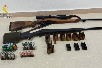 Rifles, cartuchos y material incautado