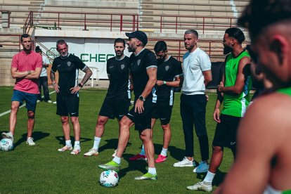 Eder Sarabia como todo entrenador vasco sabe cuidar la cantera.