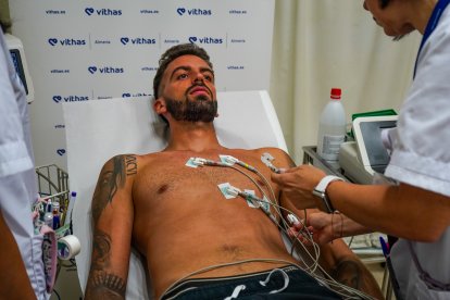 Centelles pasando las pruebas médicas en el Hospital Vithas Almería.