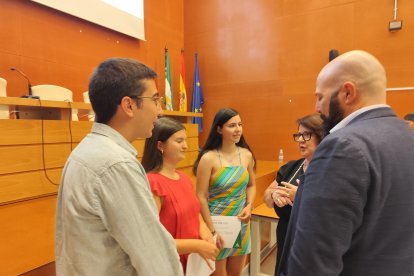 Algunos de los alumnos premiados hablan con las autoridades académicas con el objetivo de dejarse aconsejar de cara al futuro.