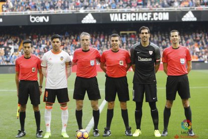 Borbalán arbitrando un partido de Primera División entre Valencia y Athletic Club.