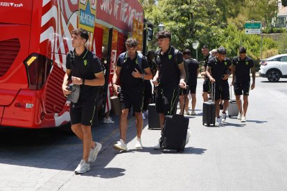Llegada del Almería al stage de Marbella.