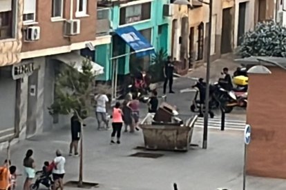 Agentes de la Policía Nacional y de Medicina Legal Forense, en el lugar del suceso.