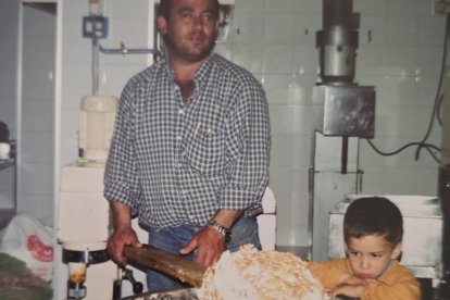 Pedro Ibáñez, junto a su padre, aprendiendo el oficio del turronero.