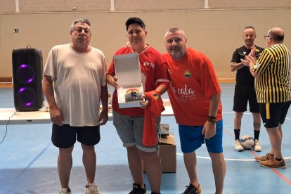 La hija de Juanjo, en el momento de recoger la placa dedicada a su padre, mítico presidente del Zapillo.
