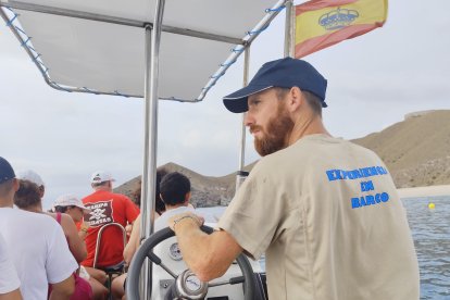 Daniel Salazar, patrón de barco, durante la ruta.