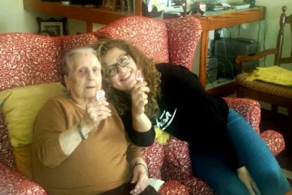 Rosa Recamán con su abuela en su cumpleaños