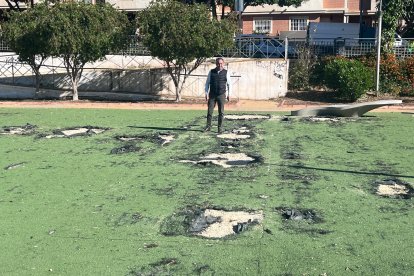 Juan José Segura junto al césped artificial que estaba en el parque antes de la intervención