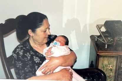 Antonia con su segunda nieta (2003)