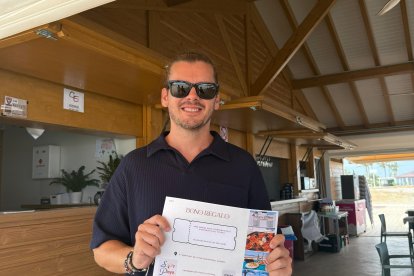 Jesús Fernández ganó con la SER el bono para comer o cenar en un restaurante de primera como es Sol y Playa, en pleno Paseo Marítimo de Carboneras.