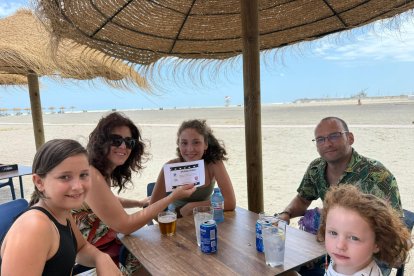 Miriam y su familia, llegados de Toledo, conocerá el Cine de Verano de Vera gracias a los regalos de la Cadena SER.
