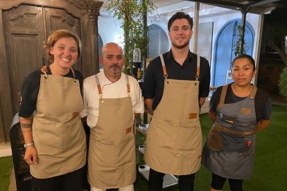 El equipo humano que atendió muy profesional la velada, con Estéfani, Emilio, Juanma y María.