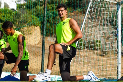 El lateral izquierdo Álex Muñoz debutó contra el Al-Jazira a buen nivel.
