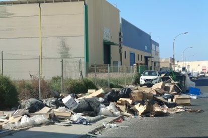 Cartones y plásticos llenan una de las calles del sector