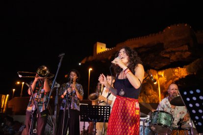 La noche estrellada con vistas a la Alcazaba de Almería, acompañada de música en vivo.