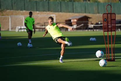 Chutando a puerta un extremo al que Rubi está puliendo.