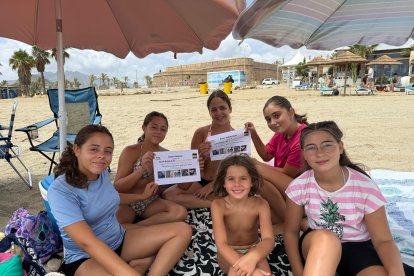 Mari Carmen y su familia, de Albolote, junto a sus bonos para las Cuevas de Sorbas.